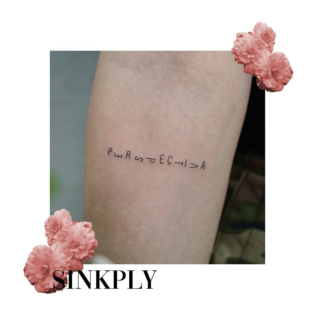 Tatuaje de frase en muslo, línea fina Sinkply Madrid