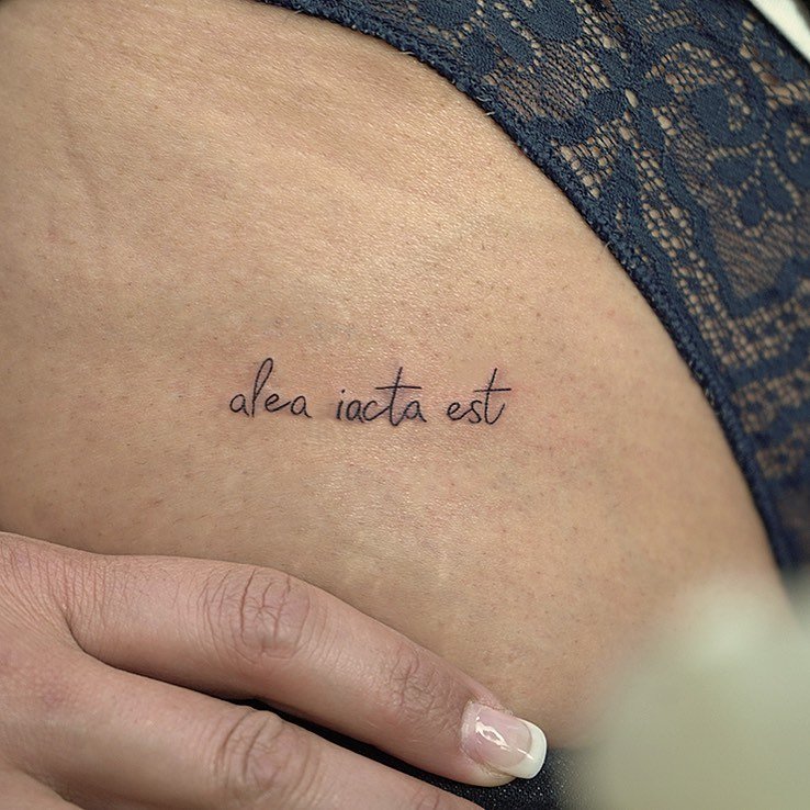 Tatuaje de frase en muslo, línea fina Sinkply Madrid
