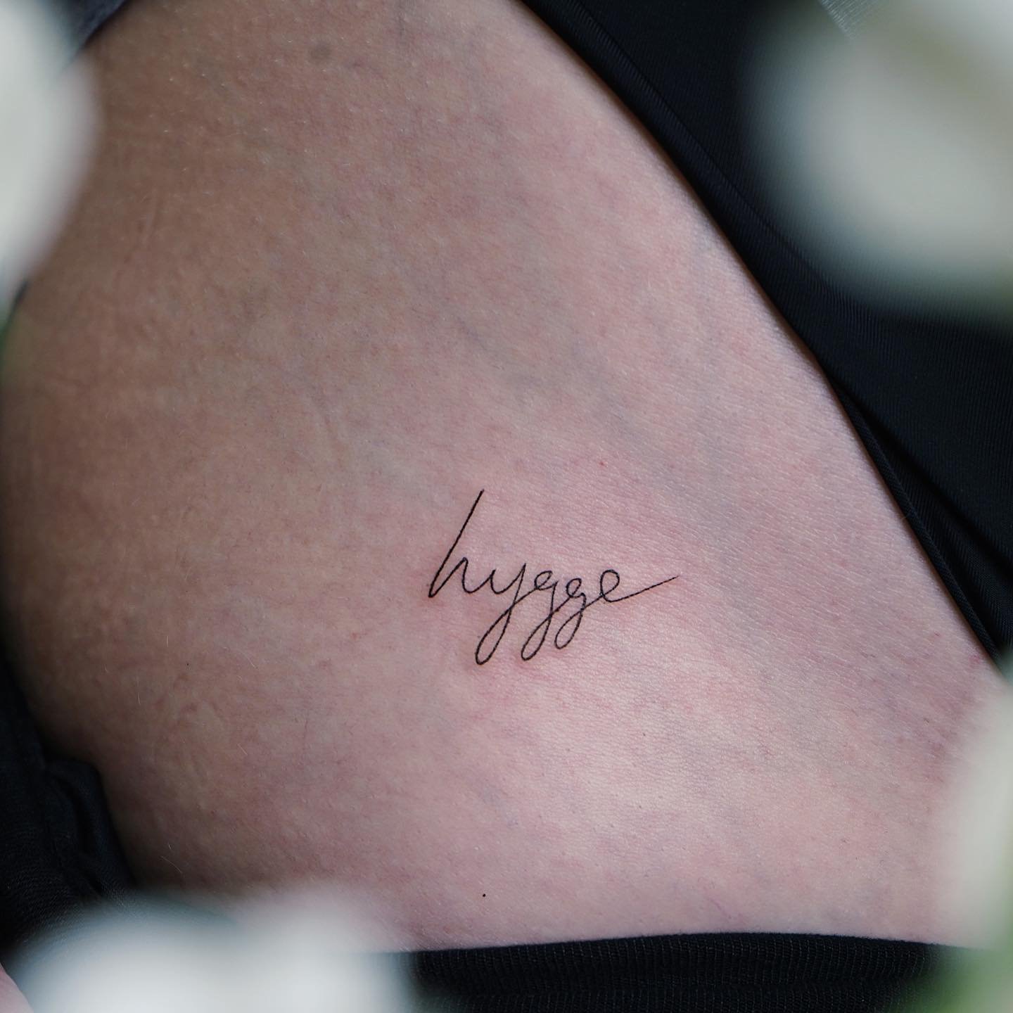 Tatuaje de frase en muslo, línea fina Sinkply Madrid