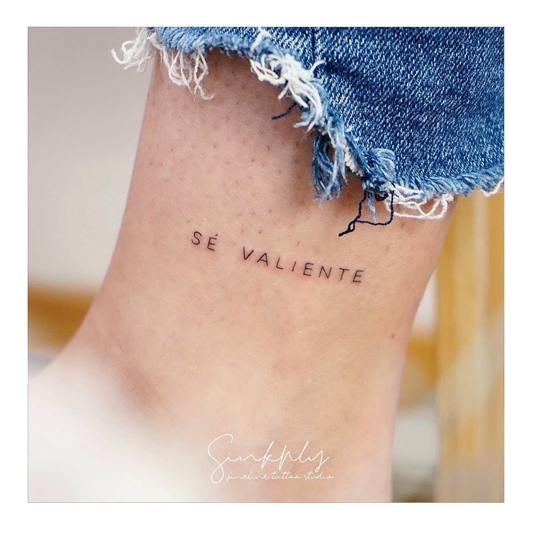 Tatuaje de frase en muslo, línea fina Sinkply Madrid