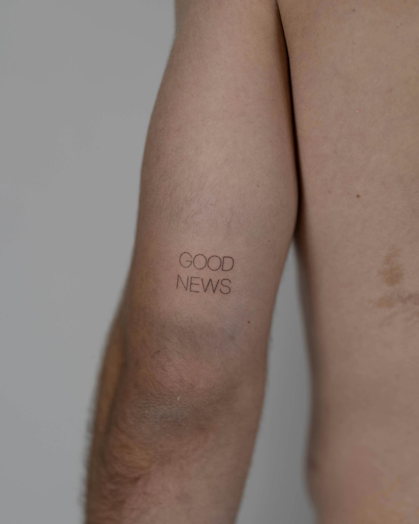 Tatuaje de frase en muslo, línea fina Sinkply Madrid