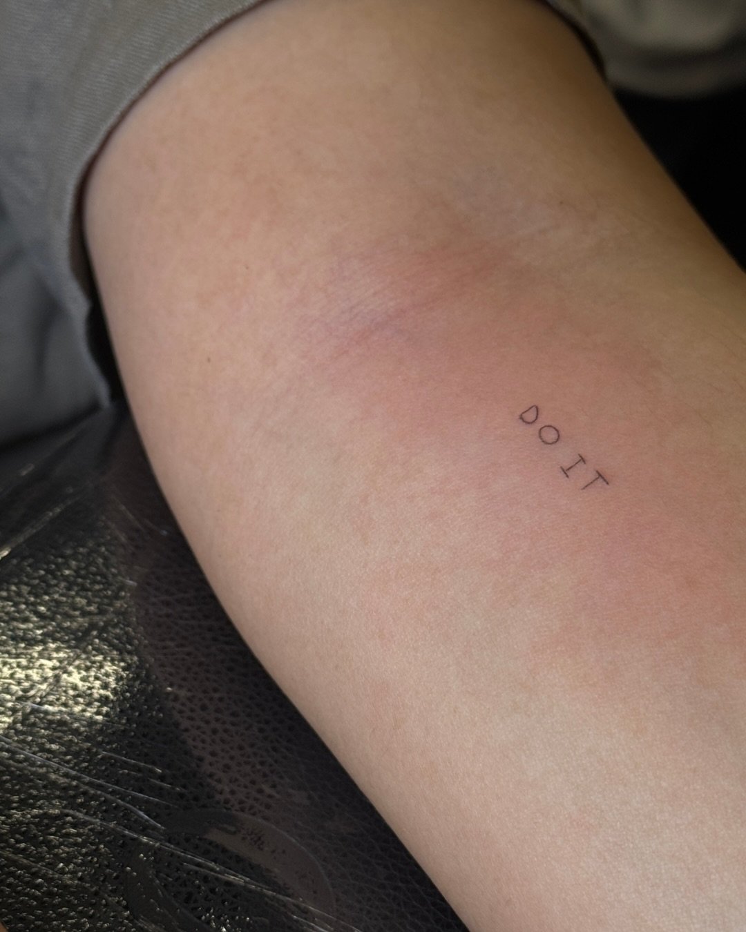 Tatuaje de frase en muslo, línea fina Sinkply Madrid