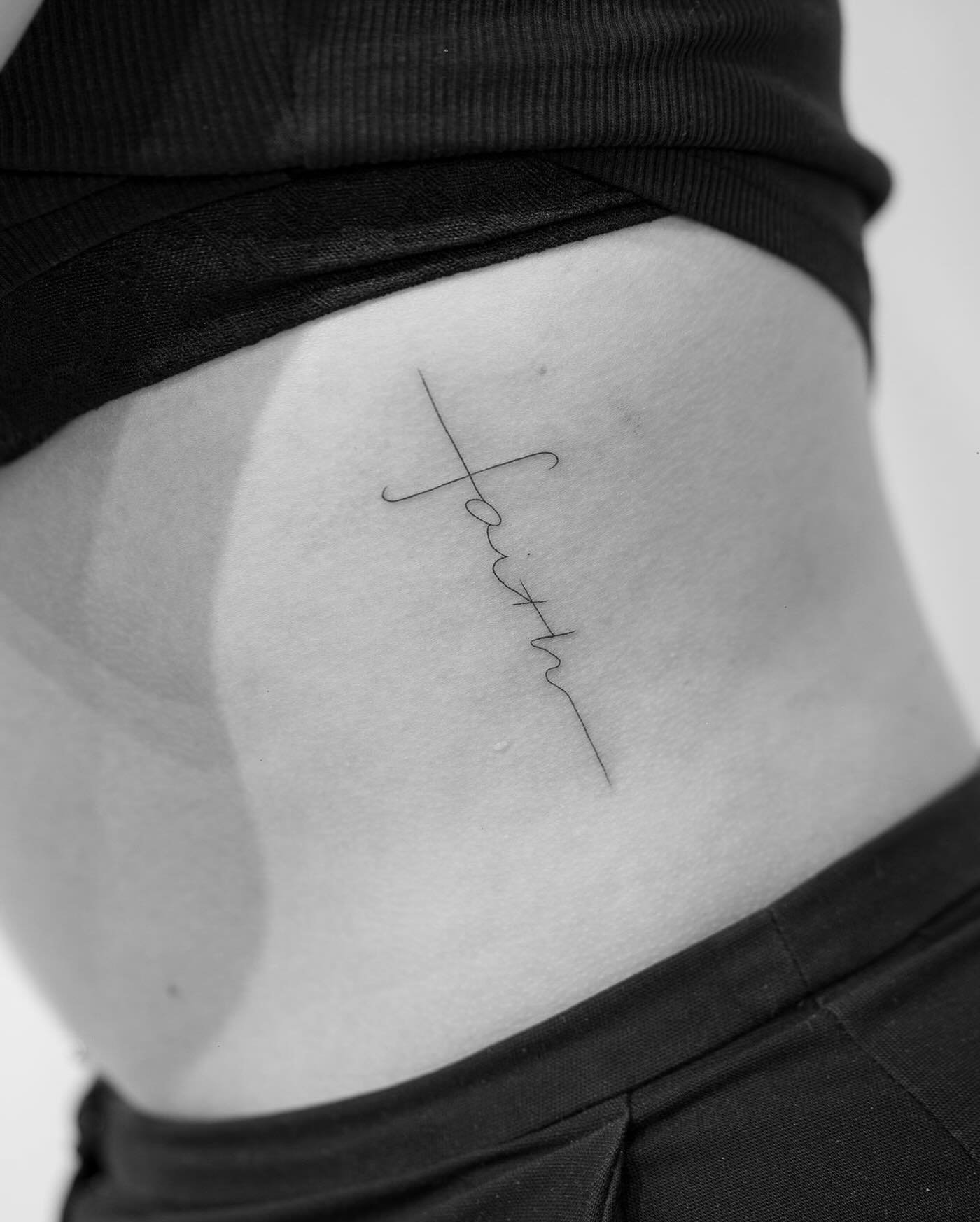 Tatuaje de frase en muslo, línea fina Sinkply Madrid