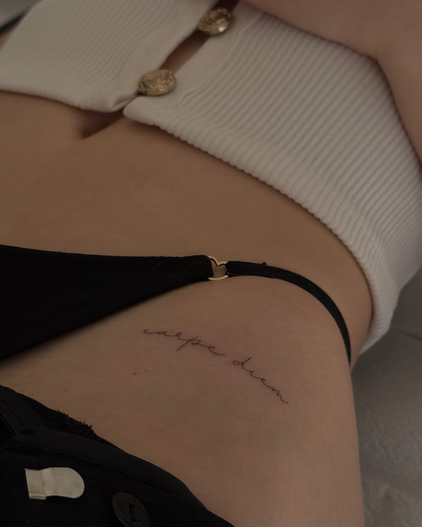 Tatuaje de frase en muslo, línea fina Sinkply Madrid