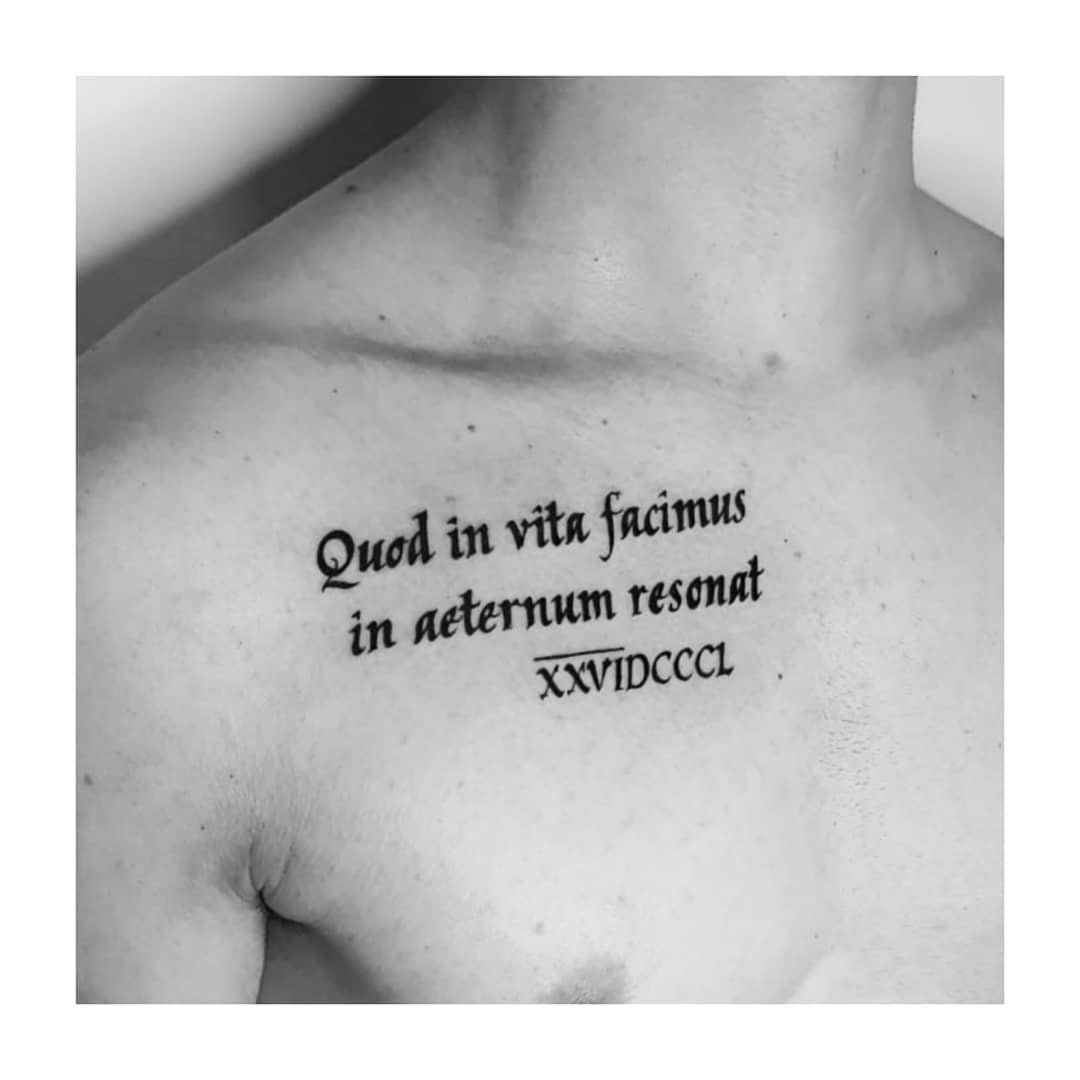 Tatuaje de frase en pecho, línea fina Sinkply Madrid