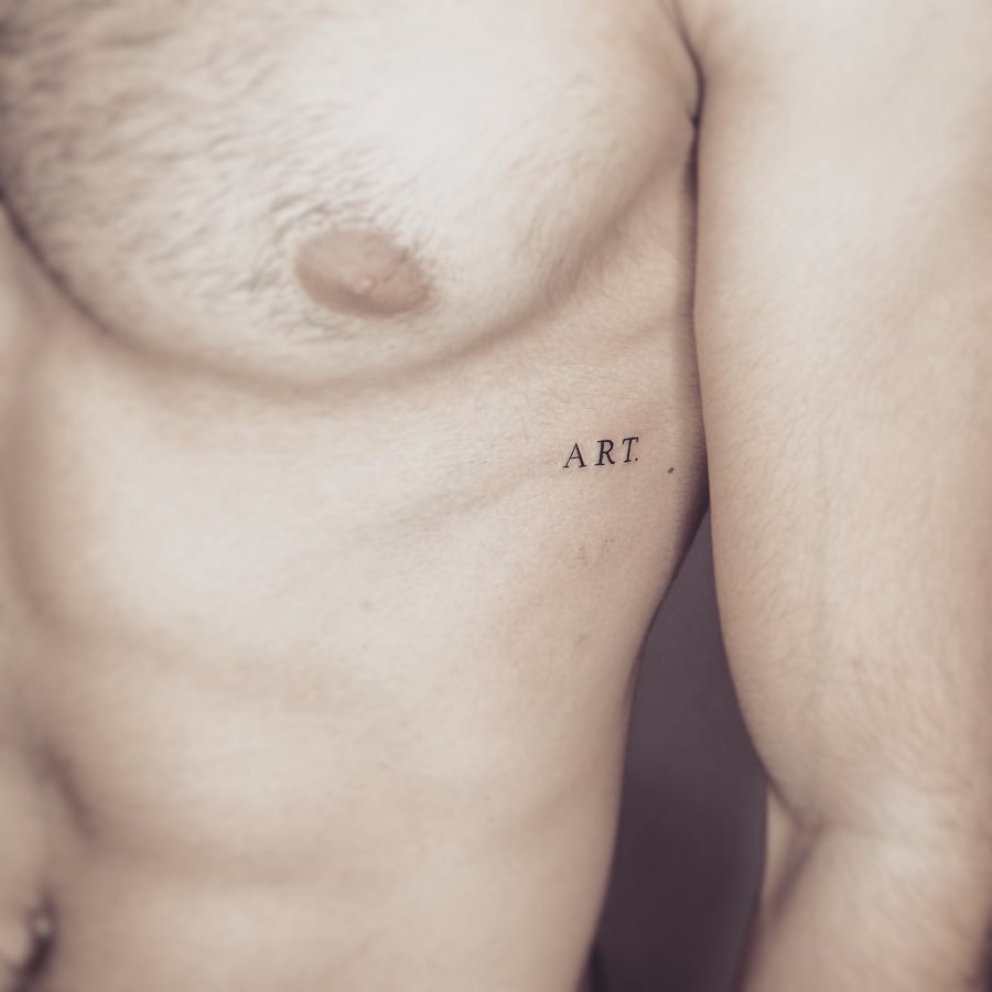 Tatuaje de frase en pecho, línea fina Sinkply Madrid