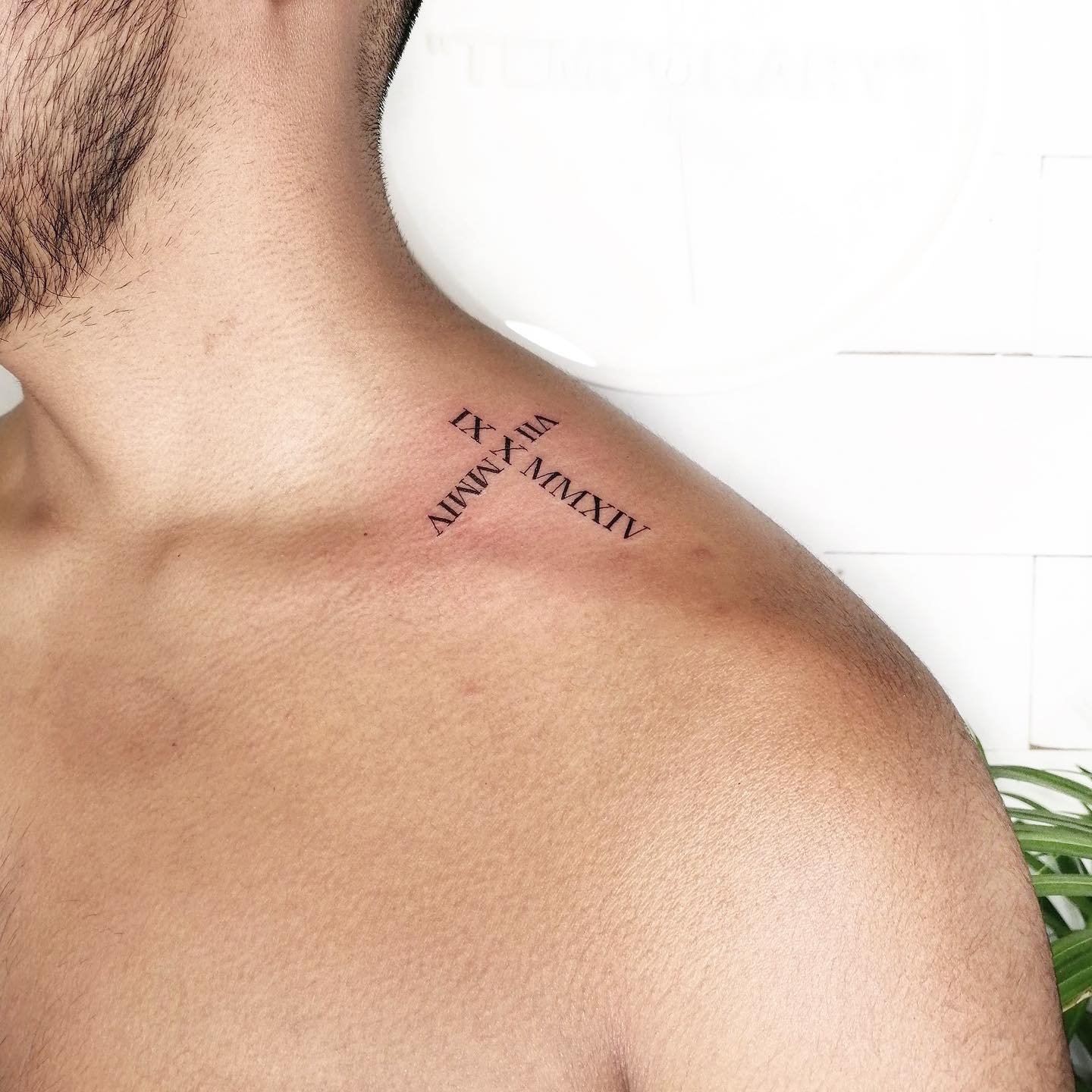 Tatuaje de frase en pecho, línea fina Sinkply Madrid