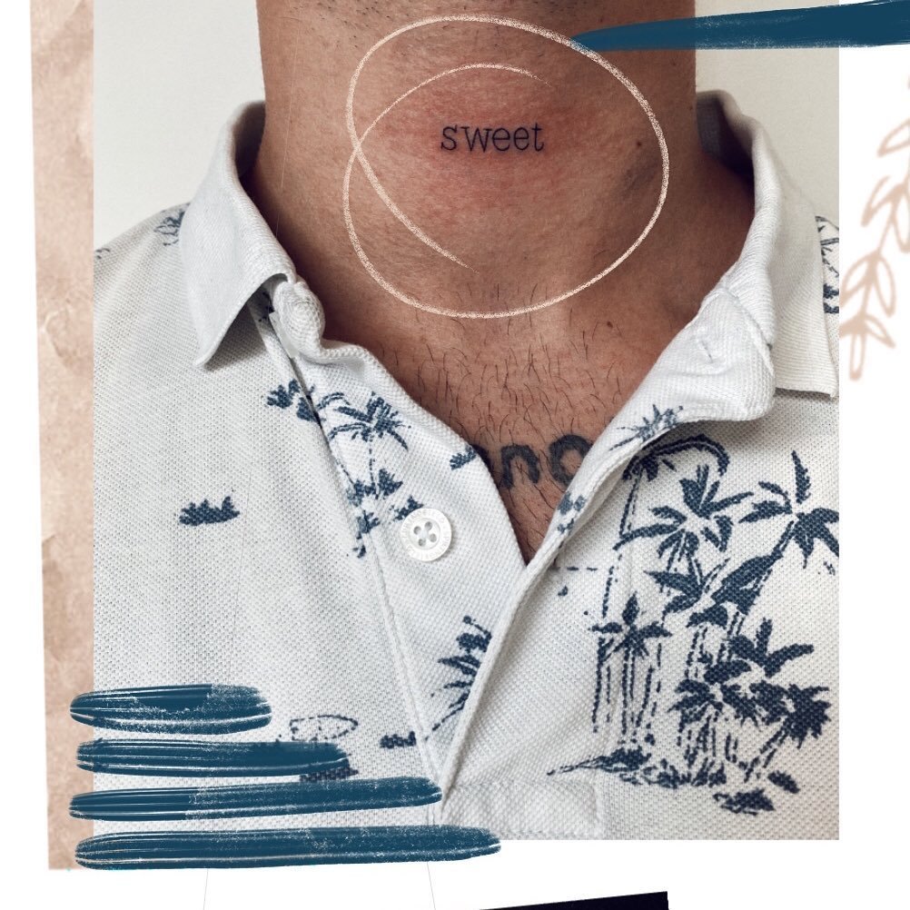 Tatuaje de frase en pecho, línea fina Sinkply Madrid
