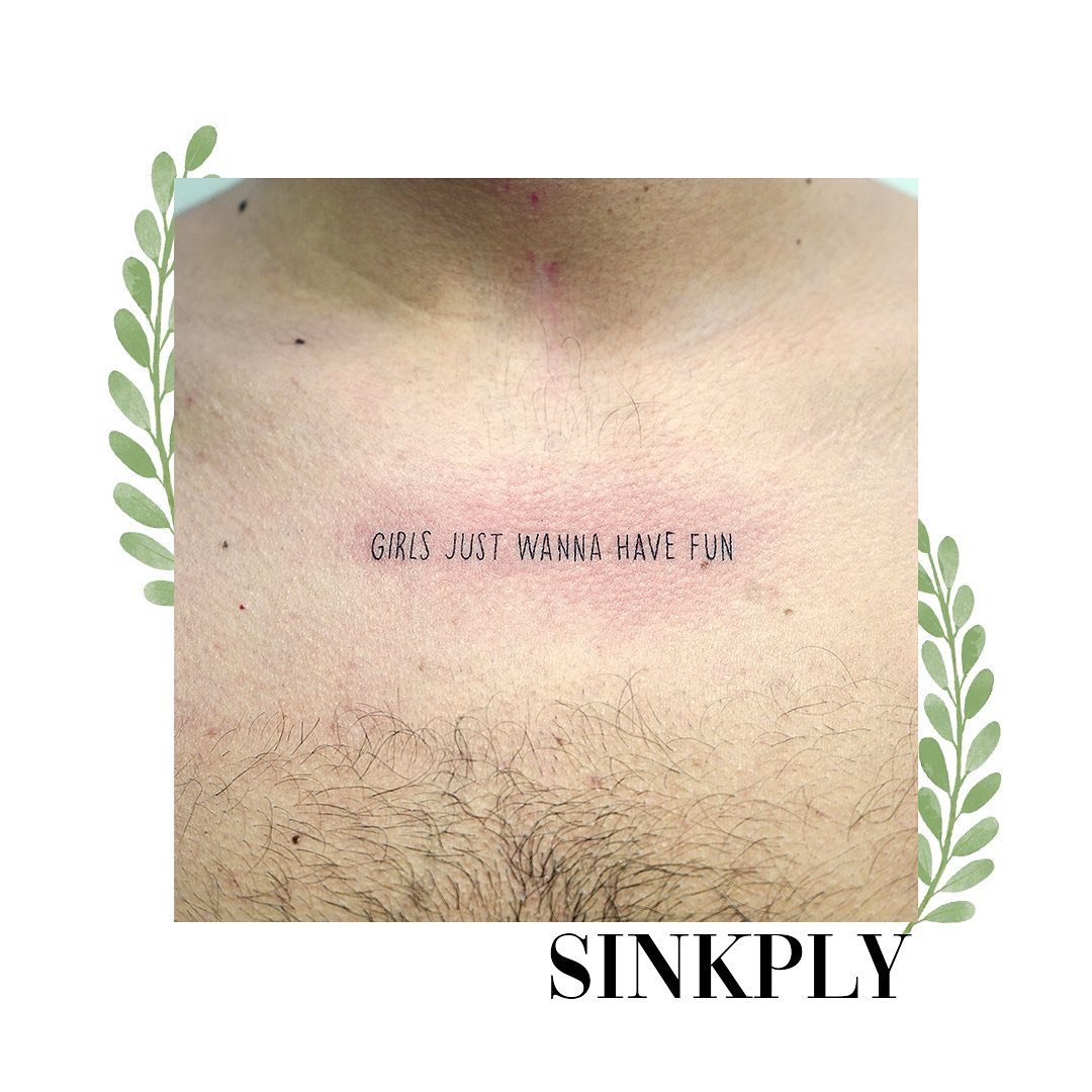 Tatuaje de frase en pecho, línea fina Sinkply Madrid