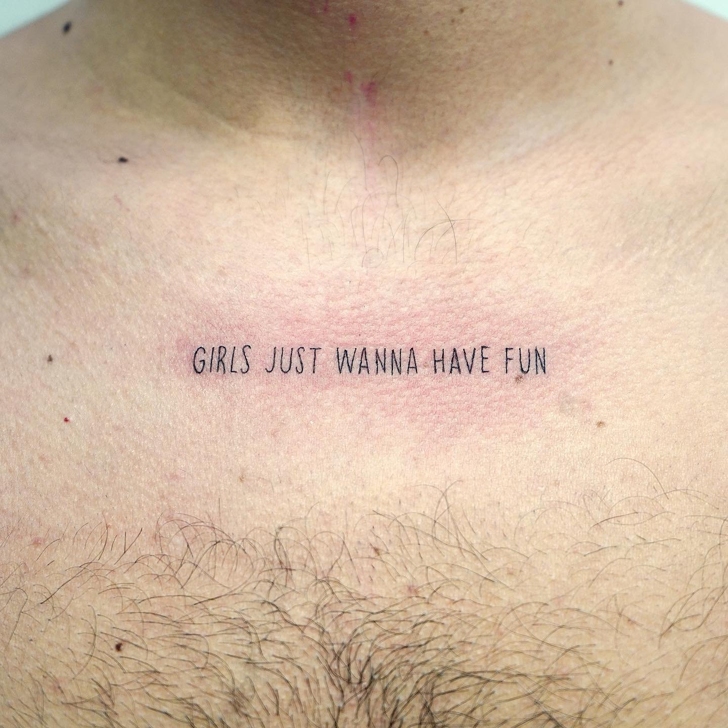 Tatuaje de frase en pecho, línea fina Sinkply Madrid