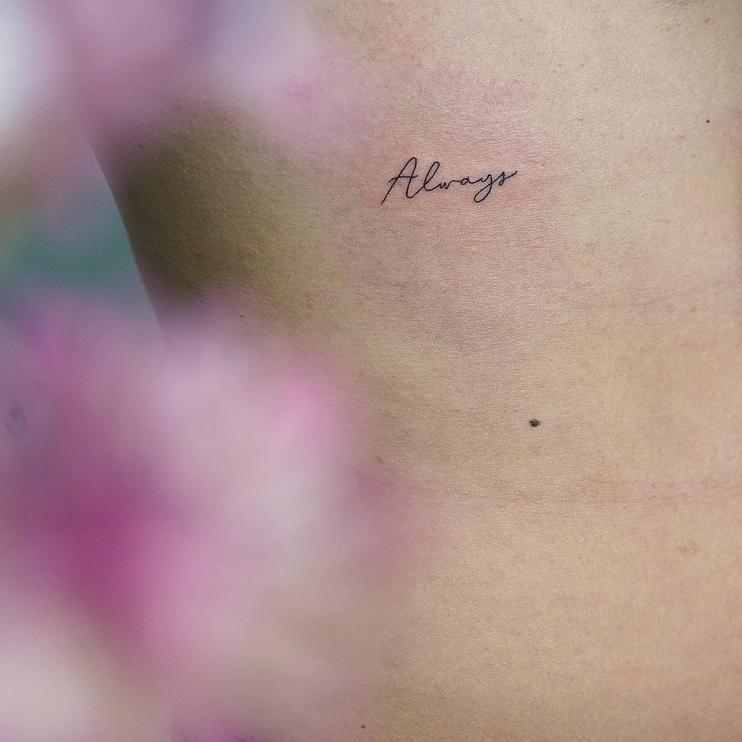Tatuaje de frase en pecho, línea fina Sinkply Madrid