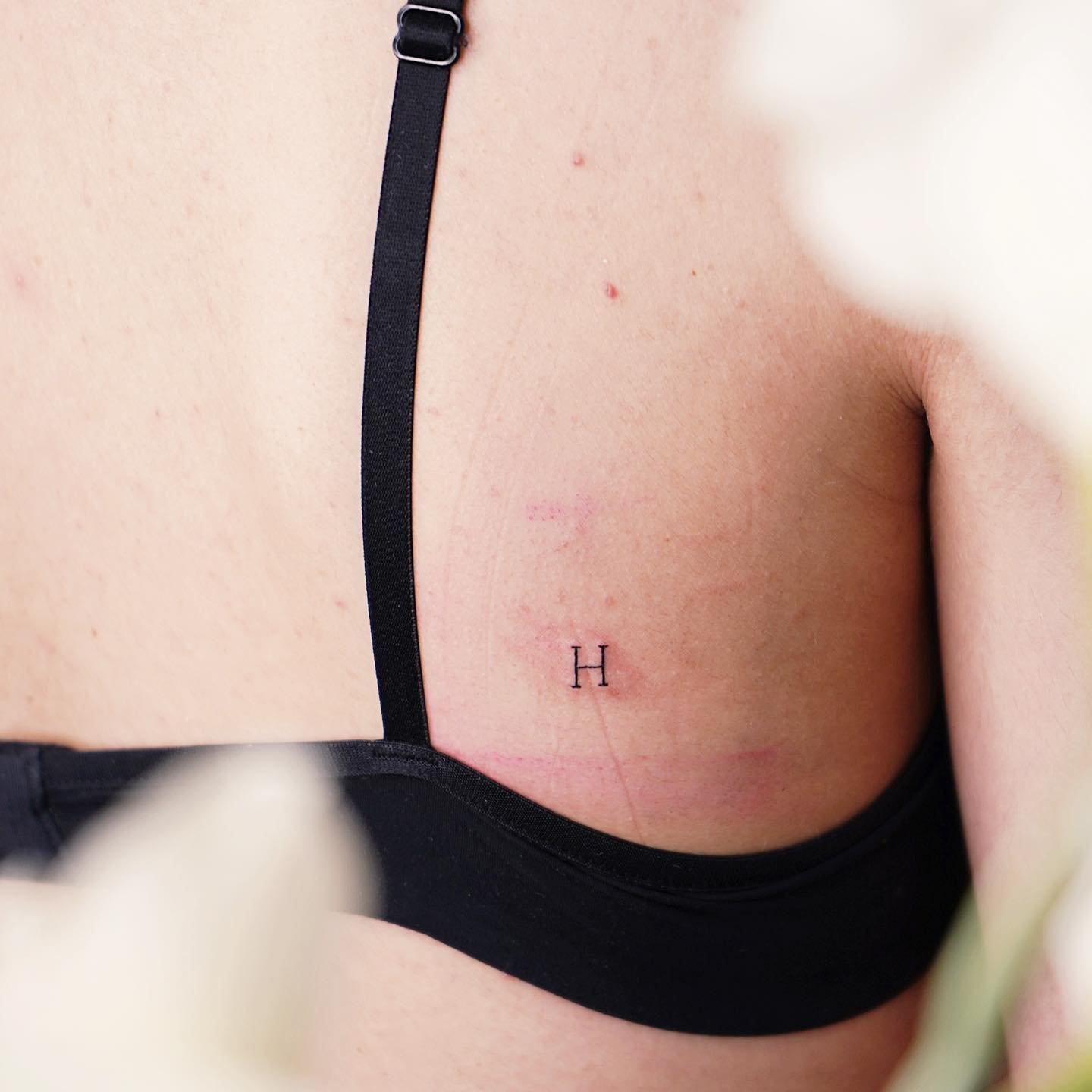 Tatuaje de frase en pecho, línea fina Sinkply Madrid