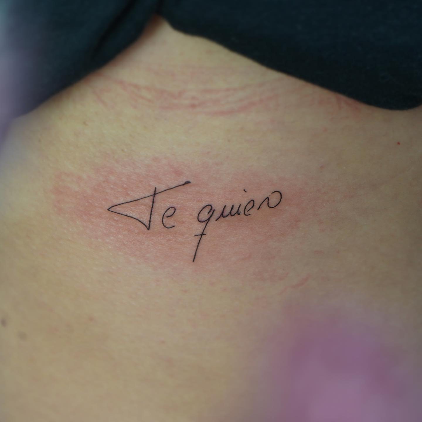 Tatuaje de frase en pecho, línea fina Sinkply Madrid