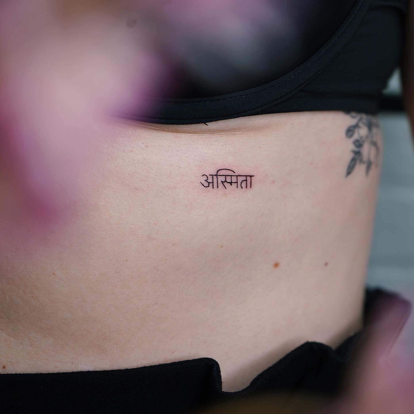Tatuaje de frase en pecho, línea fina Sinkply Madrid