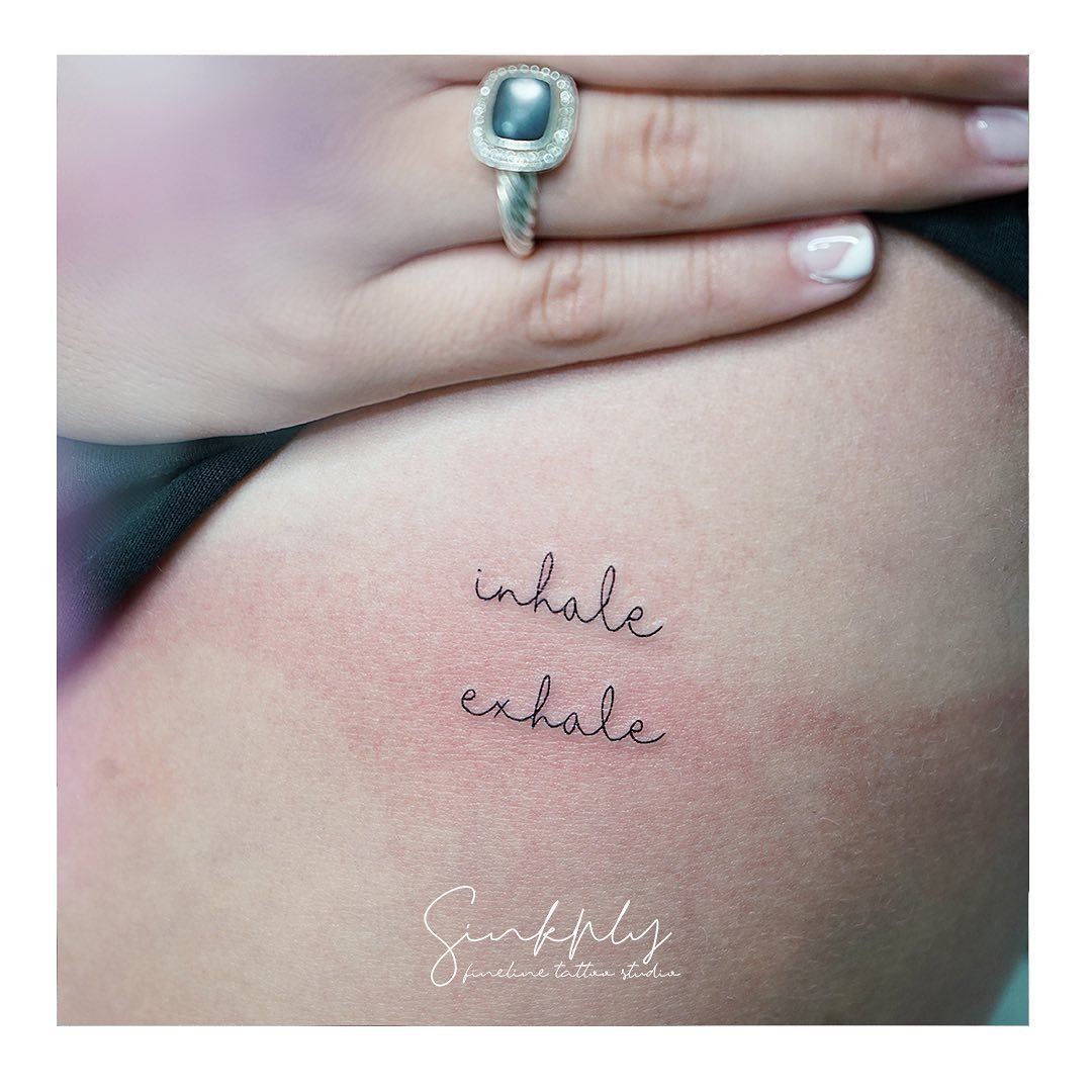 Tatuaje de frase en pecho, línea fina Sinkply Madrid