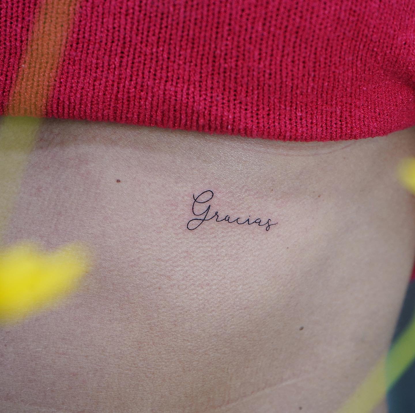 Tatuaje de frase en pecho, línea fina Sinkply Madrid