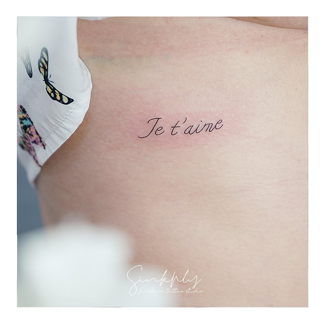 Tatuaje de frase en pecho, línea fina Sinkply Madrid