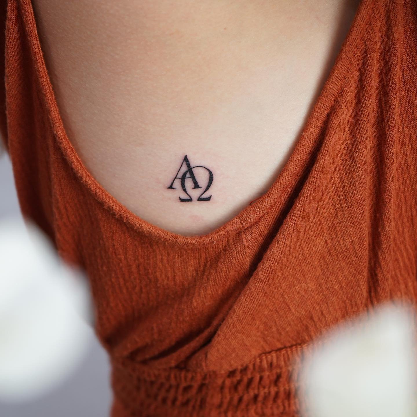 Tatuaje de frase en pecho, línea fina Sinkply Madrid
