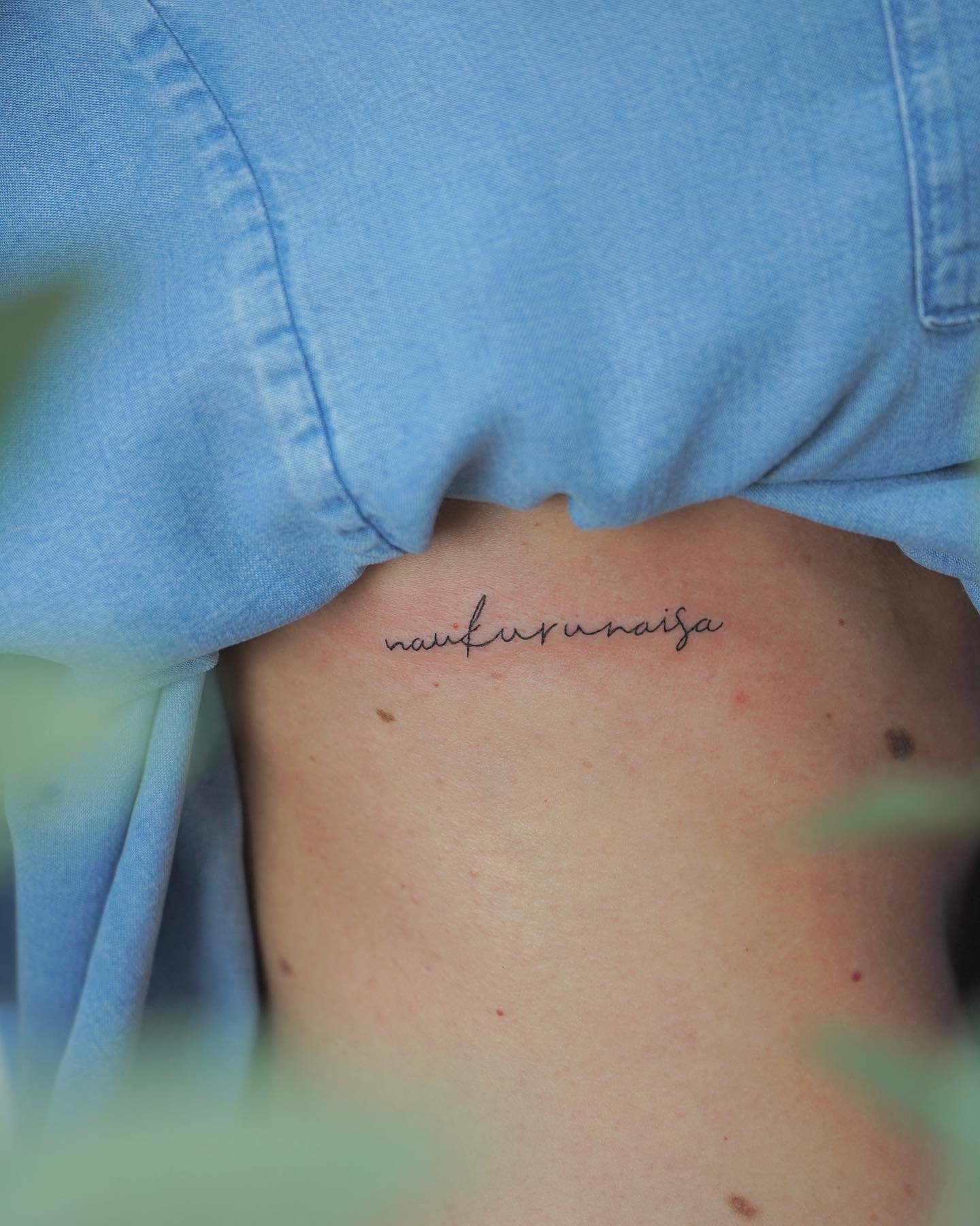 Tatuaje de frase en pecho, línea fina Sinkply Madrid
