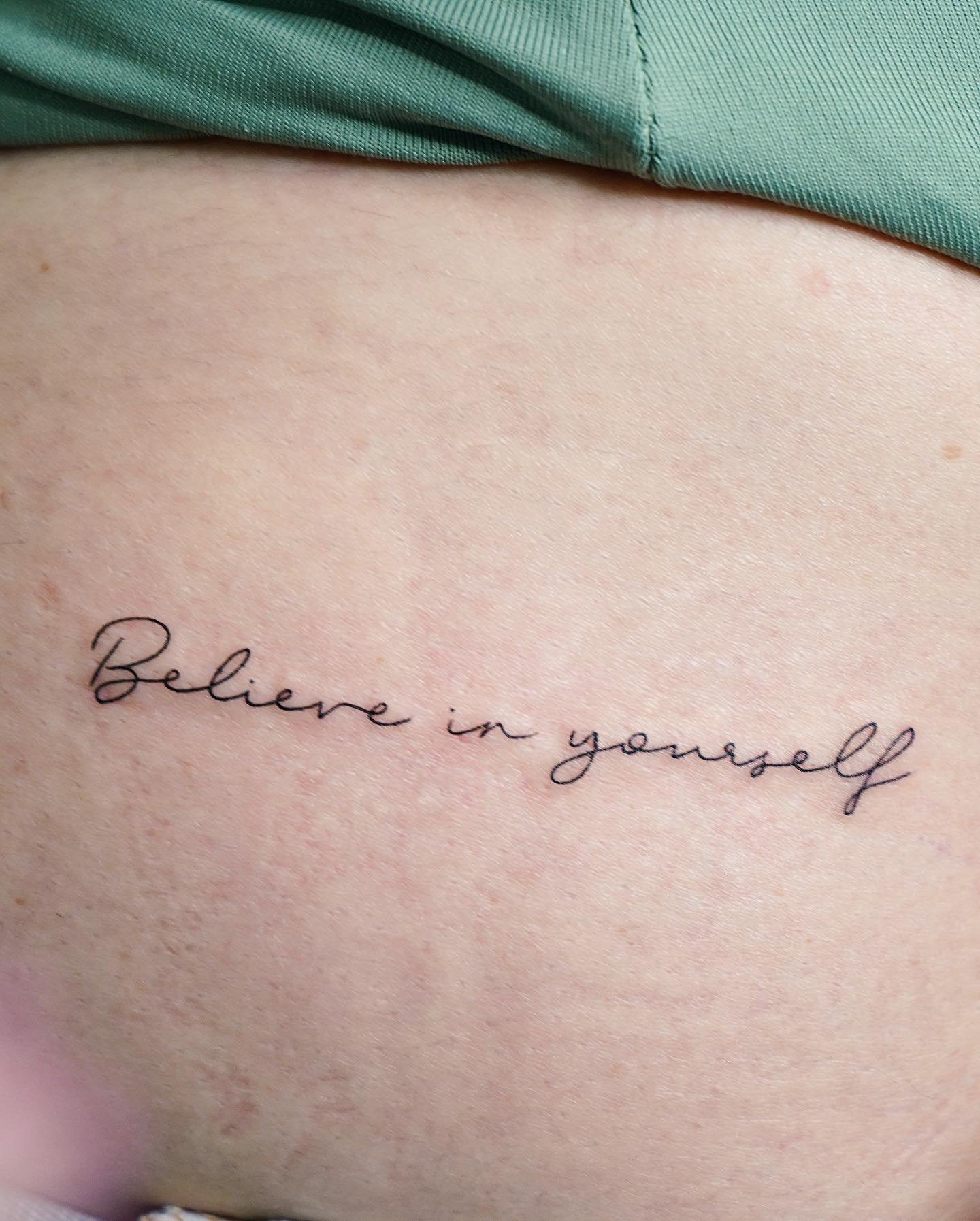 Tatuaje de frase en pecho, línea fina Sinkply Madrid