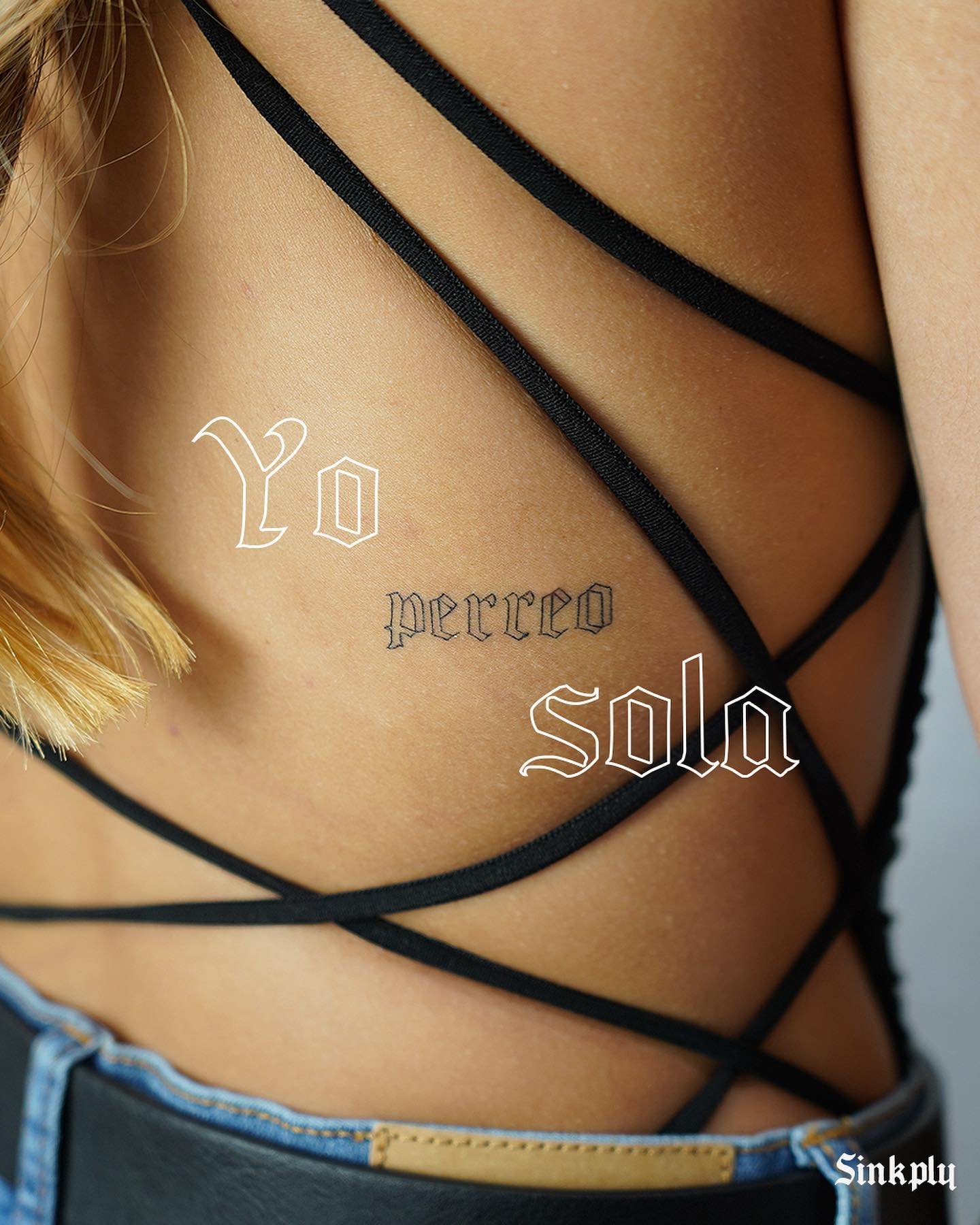 Tatuaje de frase en pecho, línea fina Sinkply Madrid