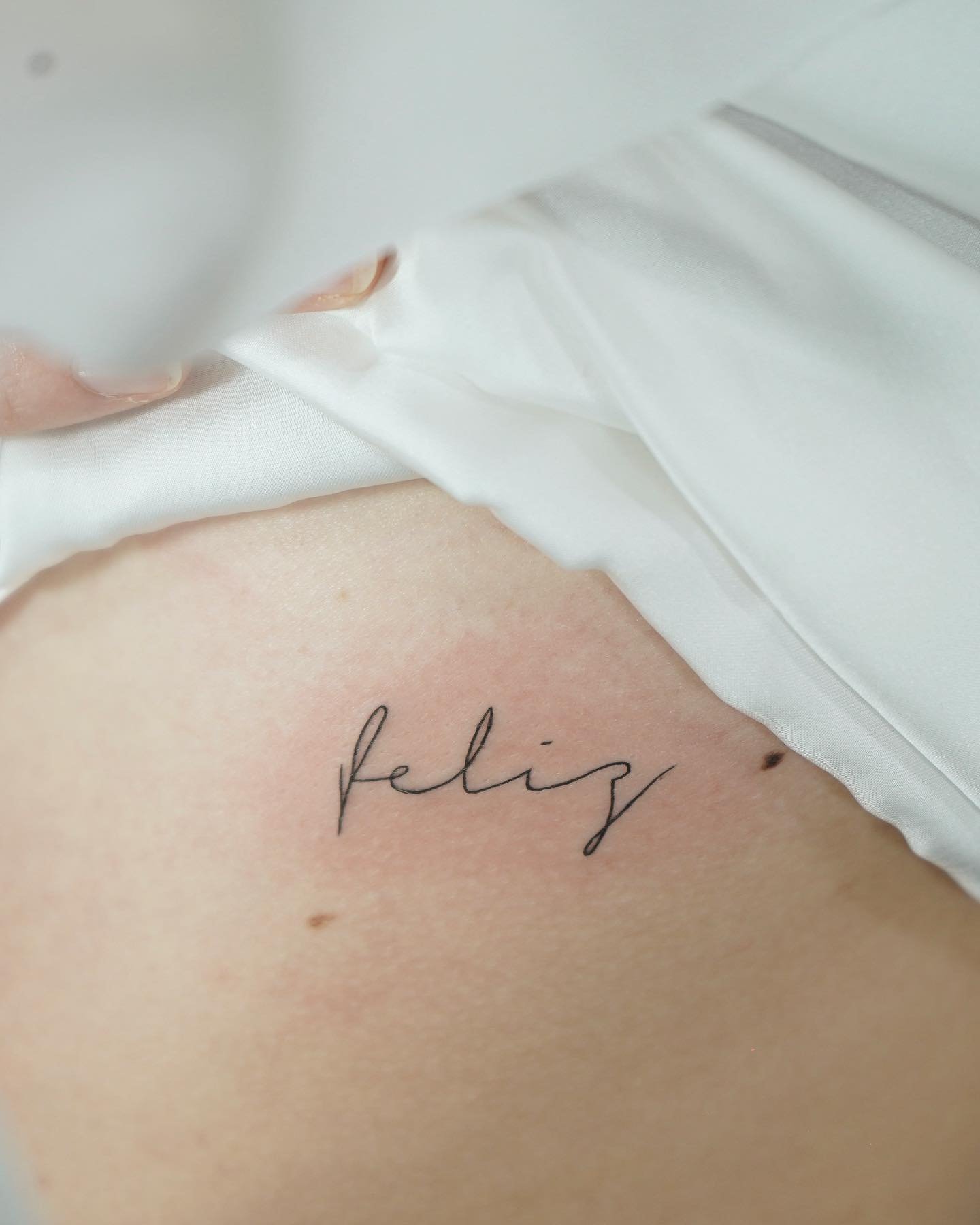 Tatuaje de frase en pecho, línea fina Sinkply Madrid