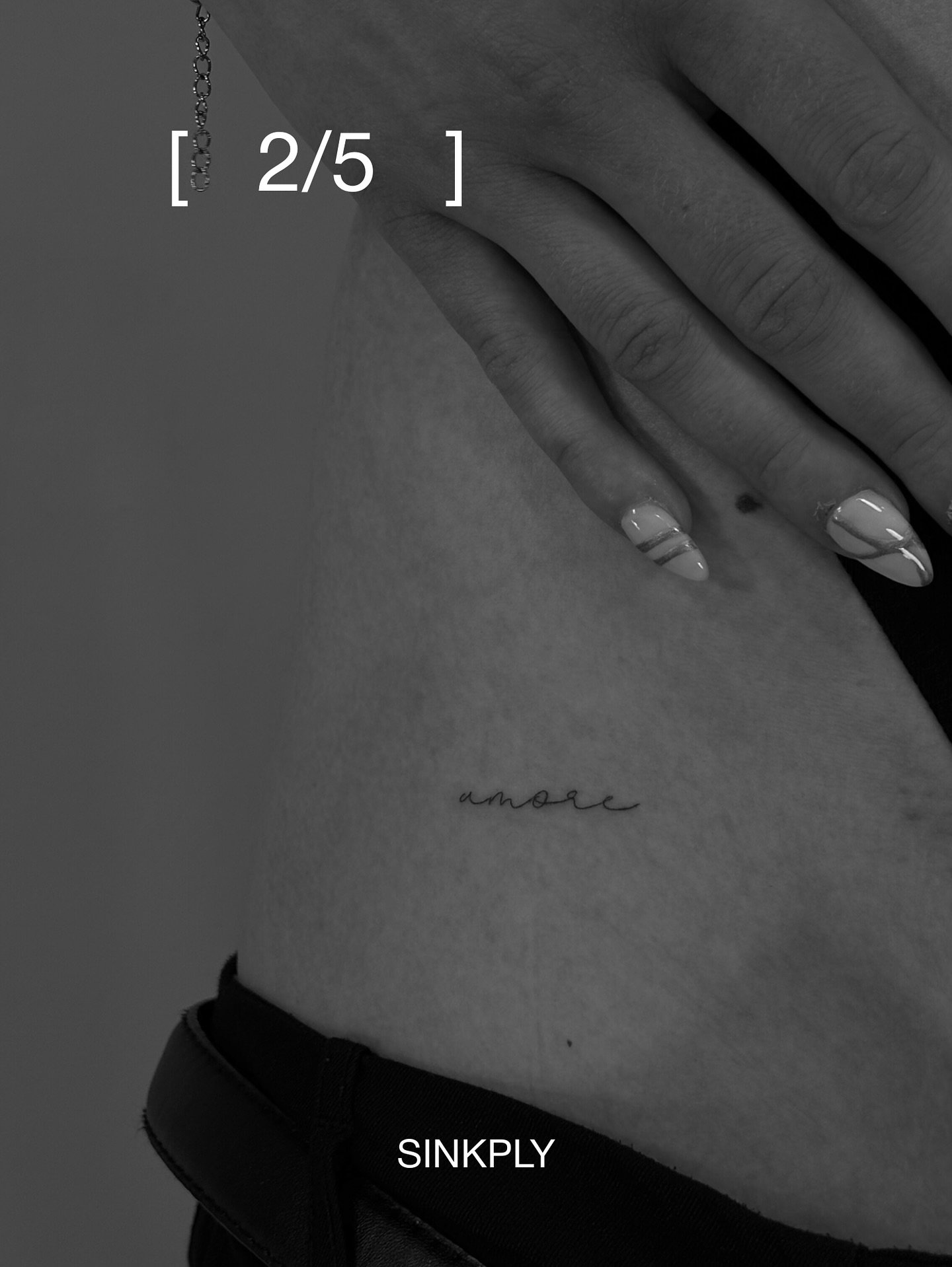 Tatuaje de frase en pecho, línea fina Sinkply Madrid
