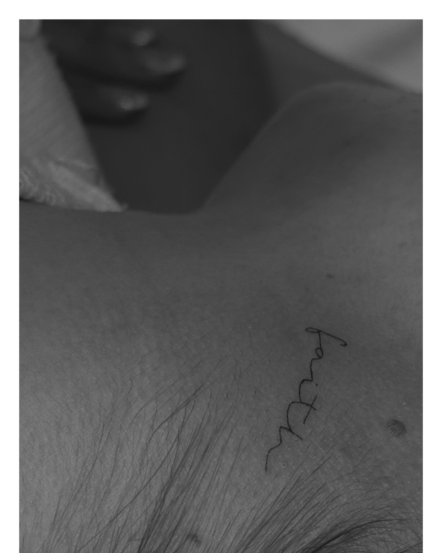 Tatuaje de frase en pecho, línea fina Sinkply Madrid