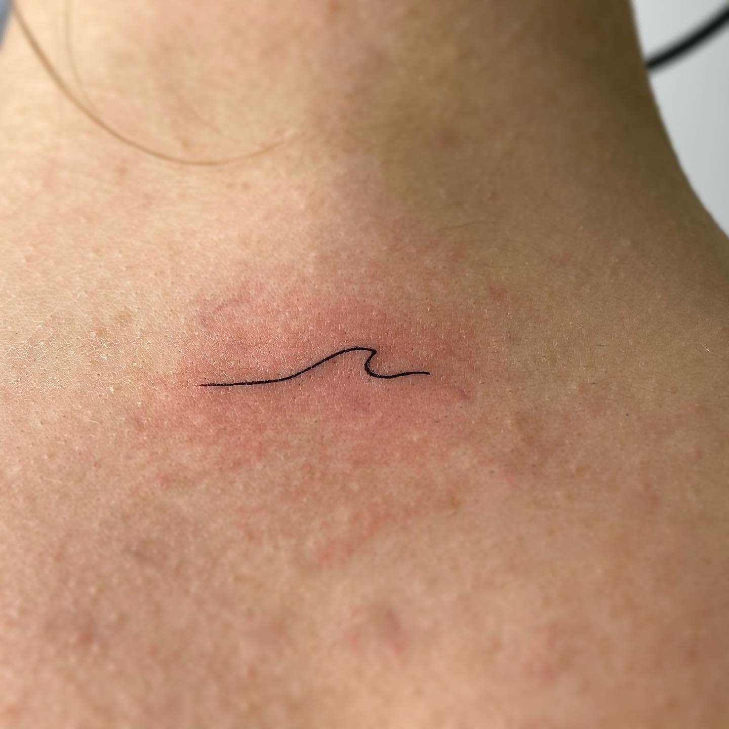 Tatuaje de frase en pecho, línea fina Sinkply Madrid