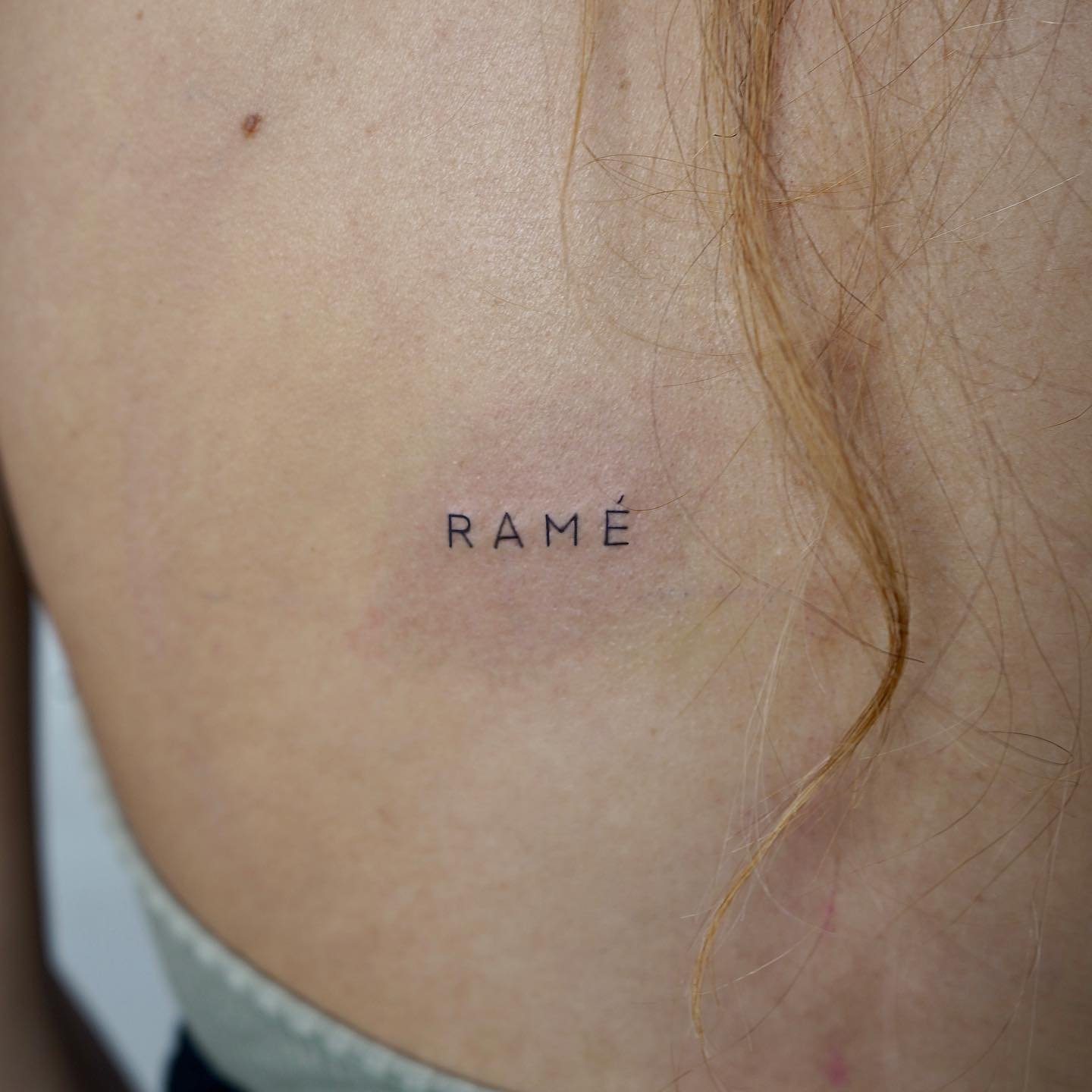 Tatuaje de frase en pecho, línea fina Sinkply Madrid