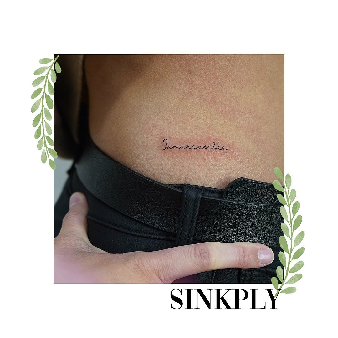 Tatuaje de frase en pecho, línea fina Sinkply Madrid