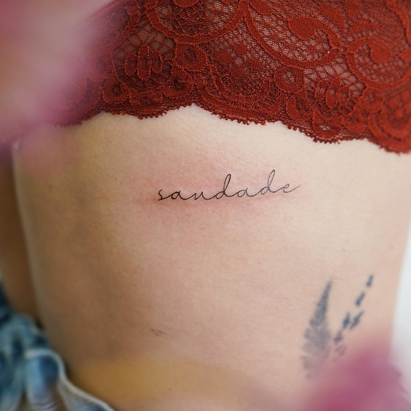 Tatuaje de frase en pecho, línea fina Sinkply Madrid