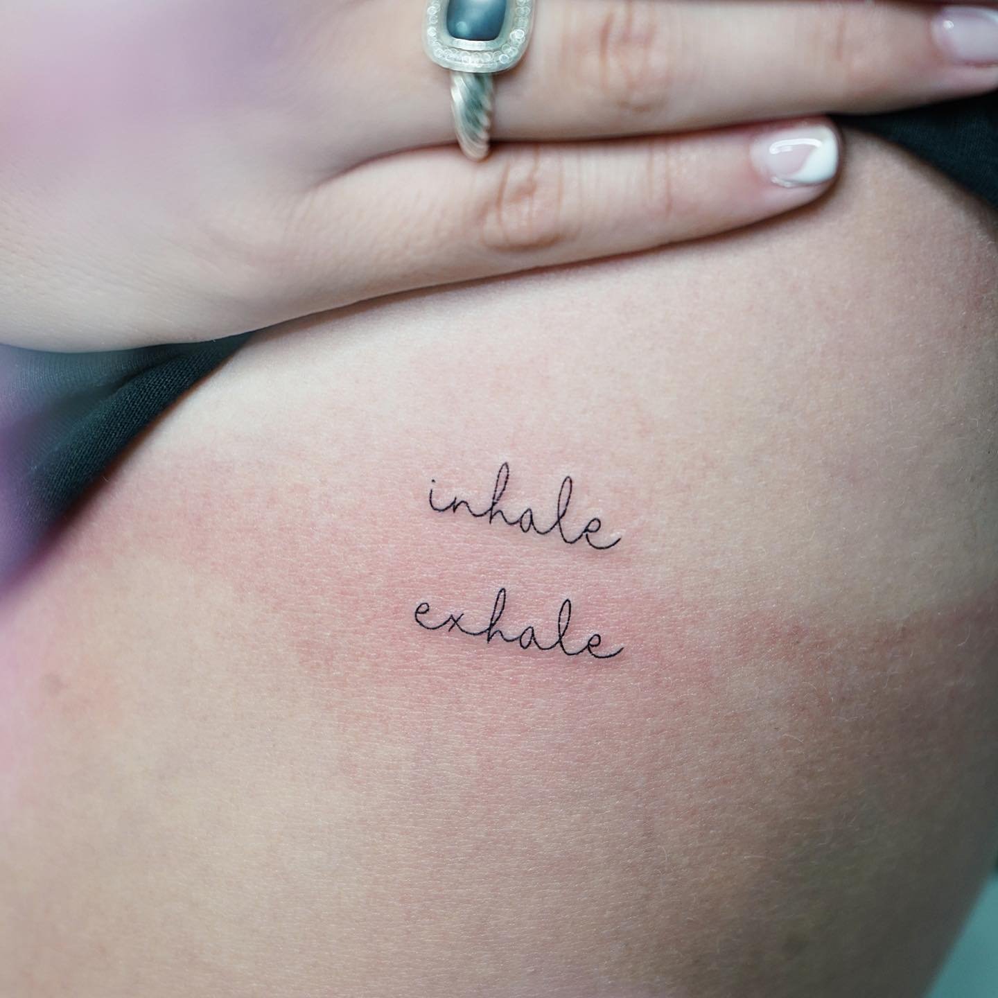 Tatuaje de frase en pecho, línea fina Sinkply Madrid