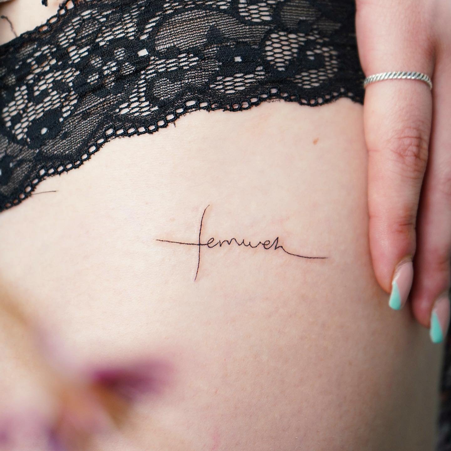 Tatuaje de frase en pecho, línea fina Sinkply Madrid