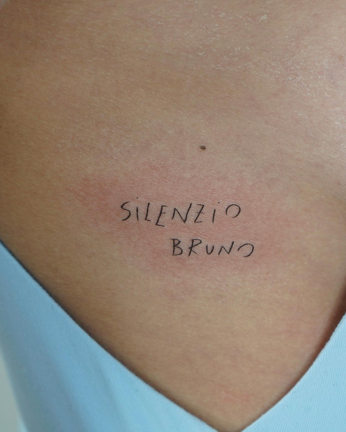 Tatuaje de frase en pecho, línea fina Sinkply Madrid