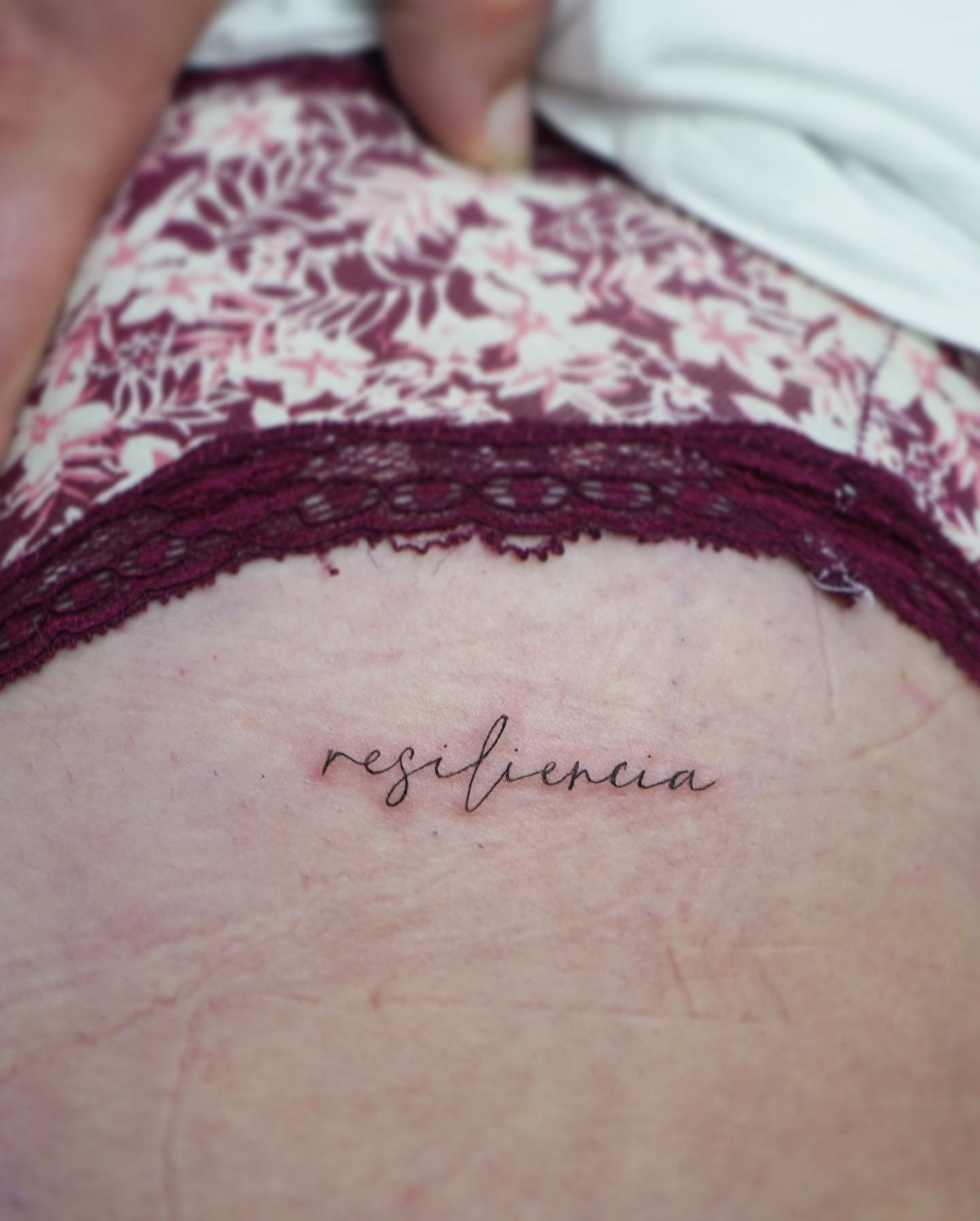 Tatuaje de frase en pecho, línea fina Sinkply Madrid