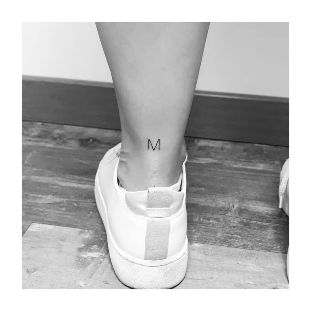 Tatuaje de frase en pie, línea fina Sinkply Madrid