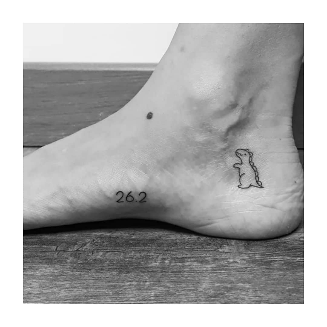 Tatuaje de frase en pie, línea fina Sinkply Madrid