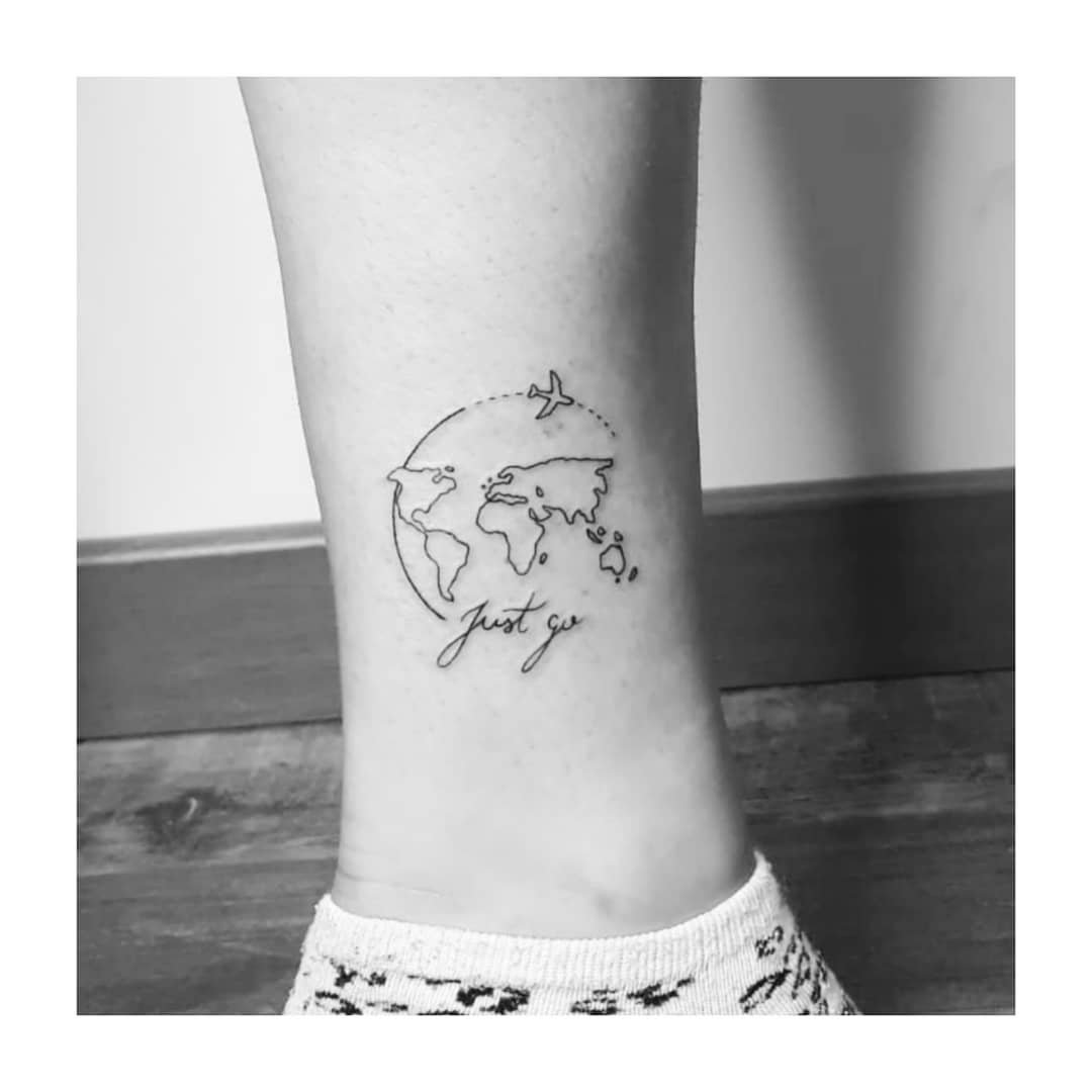 Tatuaje de frase en pie, línea fina Sinkply Madrid