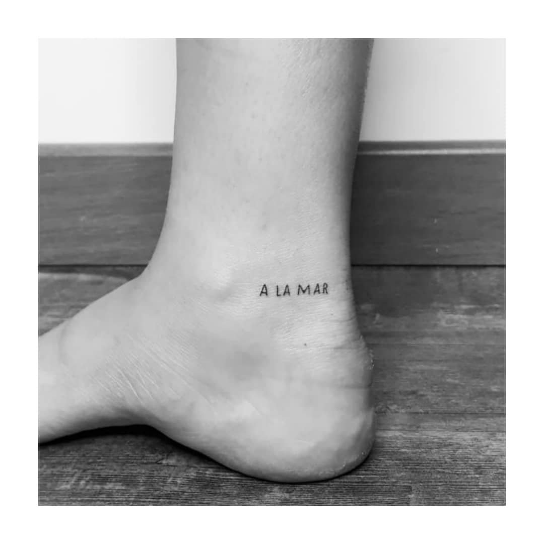 Tatuaje de frase en pie, línea fina Sinkply Madrid