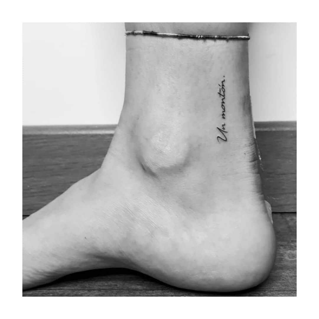Tatuaje de frase en pie, línea fina Sinkply Madrid