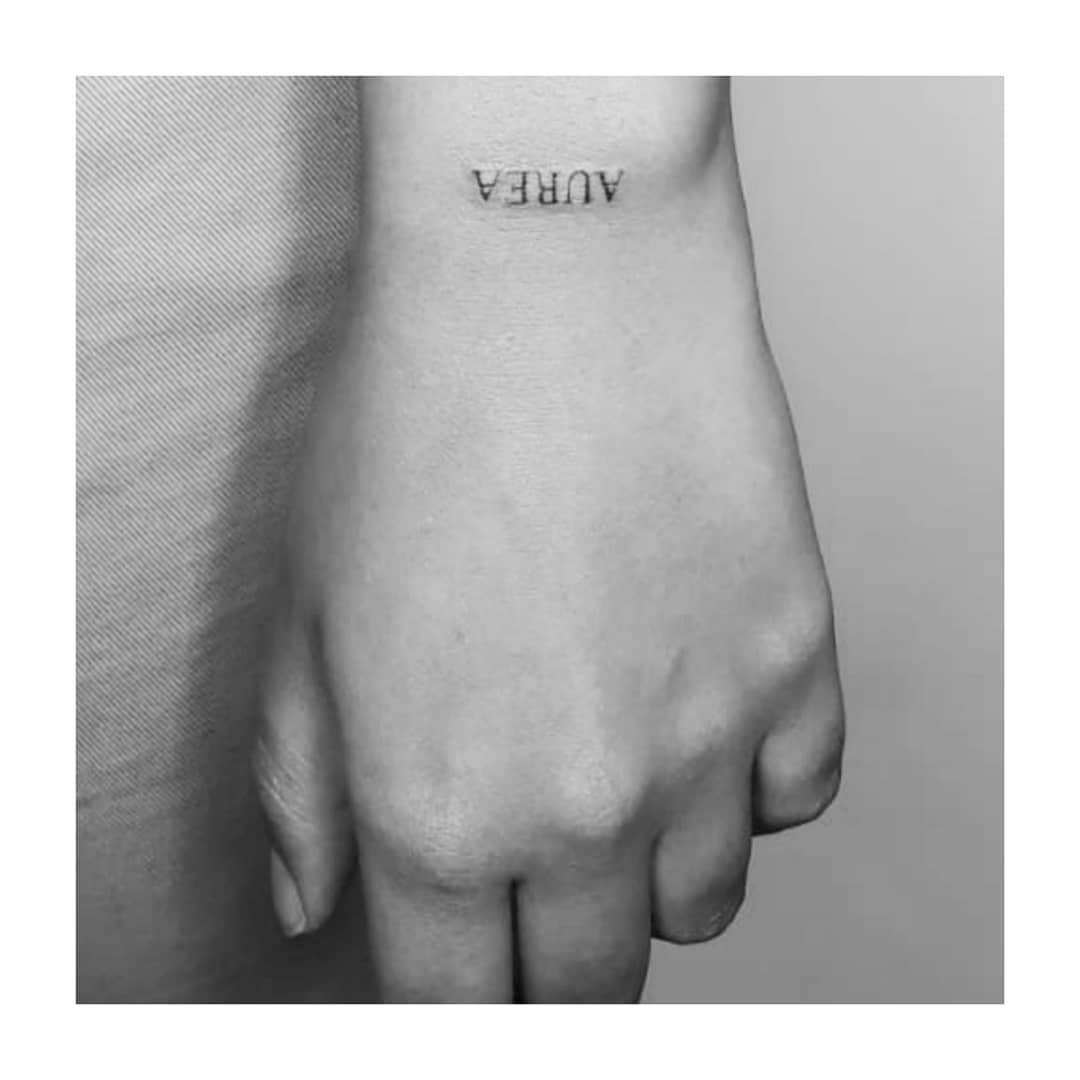 Tatuaje de frase en pie, línea fina Sinkply Madrid