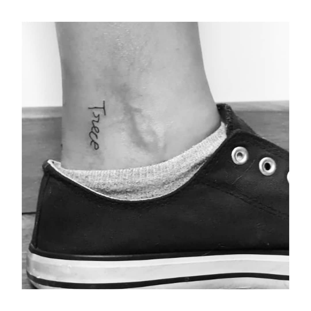 Tatuaje de frase en pie, línea fina Sinkply Madrid