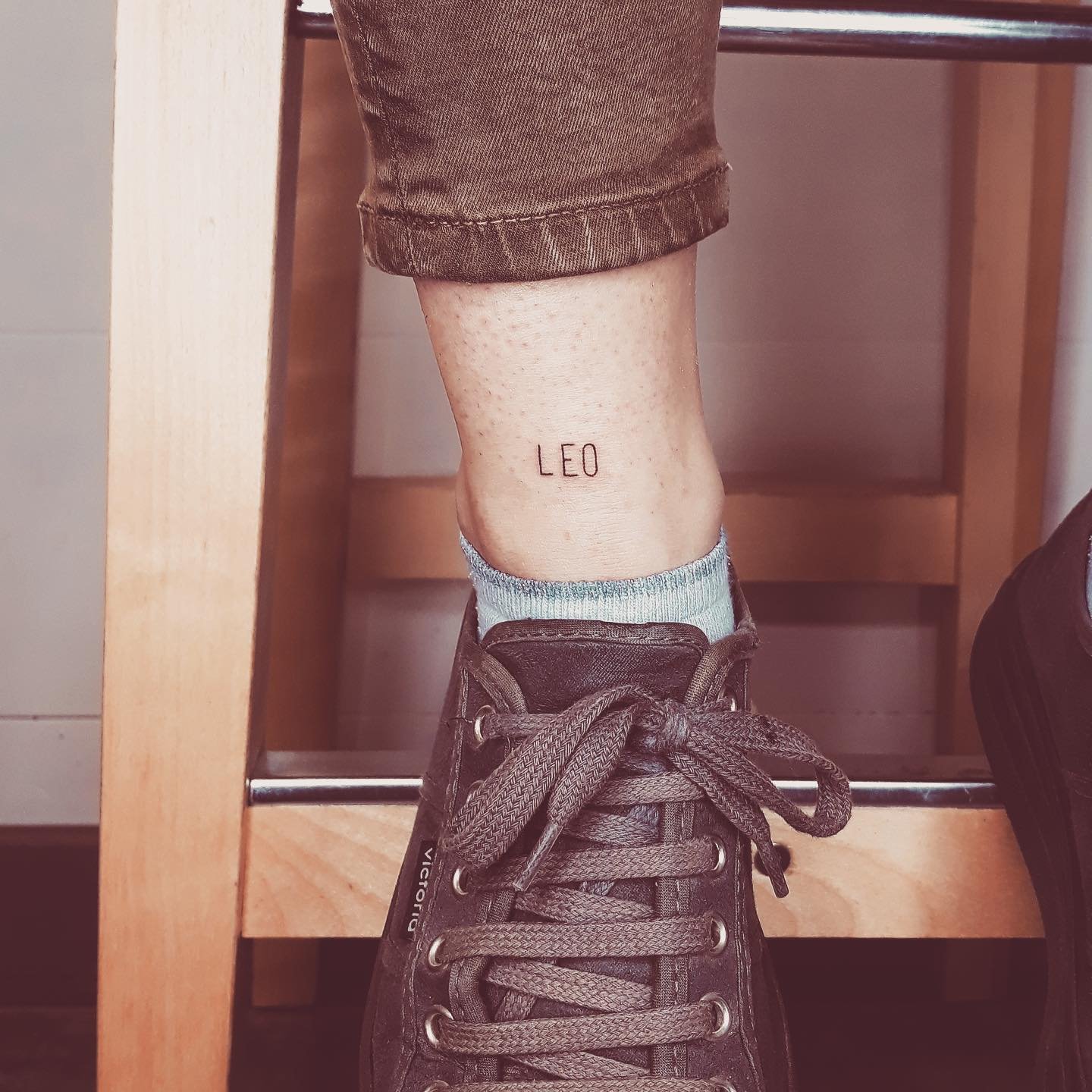 Tatuaje de frase en pie, línea fina Sinkply Madrid
