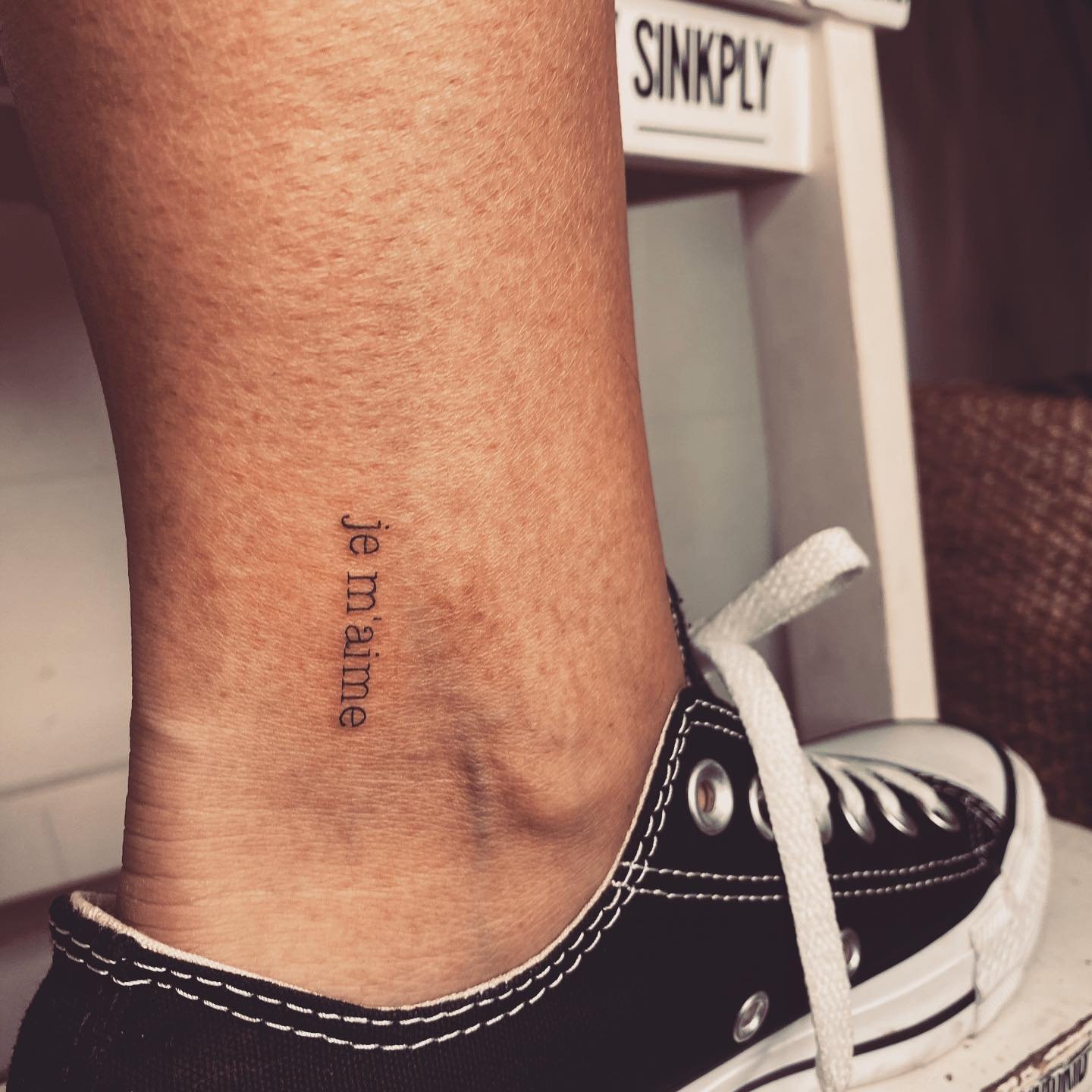 Tatuaje de frase en pie, línea fina Sinkply Madrid