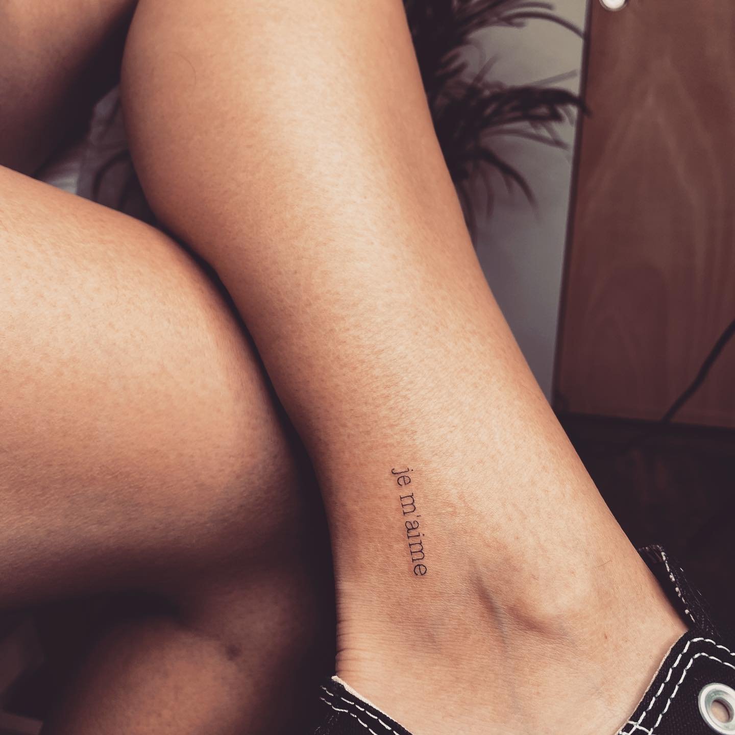 Tatuaje de frase en pie, línea fina Sinkply Madrid
