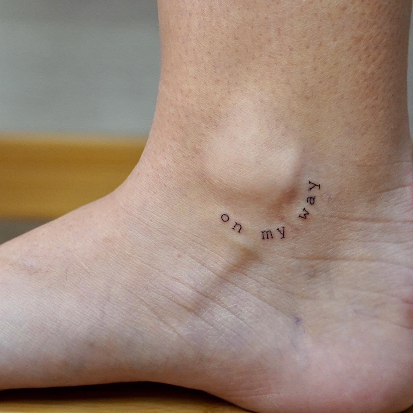 Tatuaje de frase en pie, línea fina Sinkply Madrid