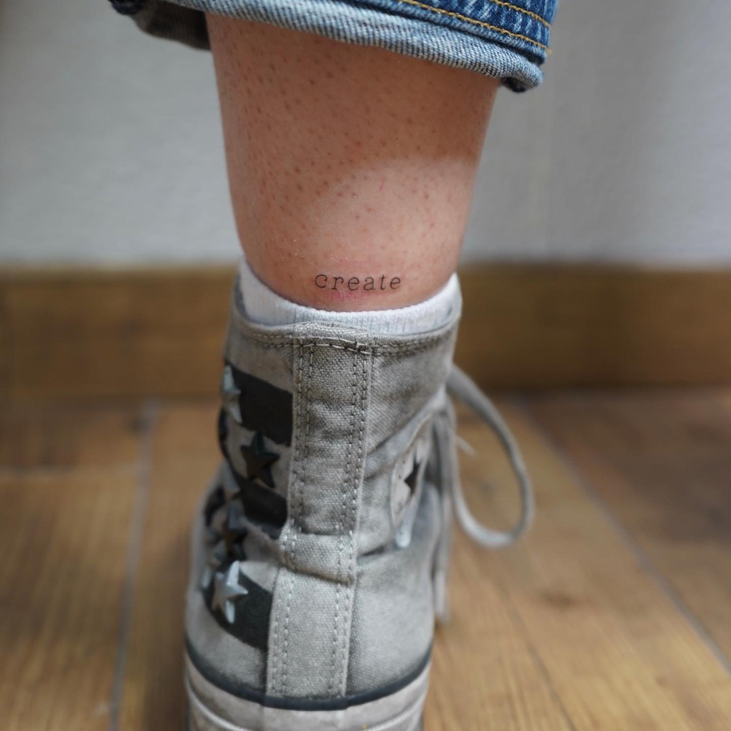 Tatuaje de frase en pie, línea fina Sinkply Madrid