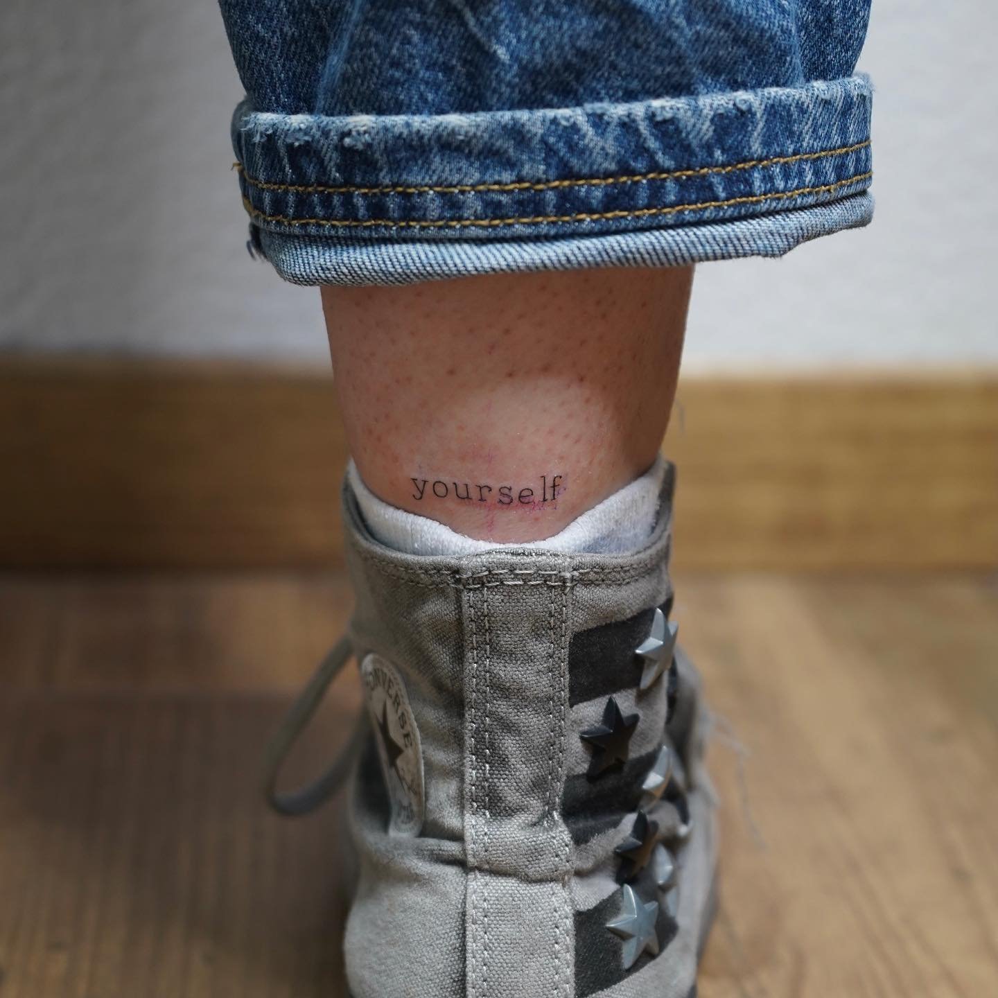 Tatuaje de frase en pie, línea fina Sinkply Madrid