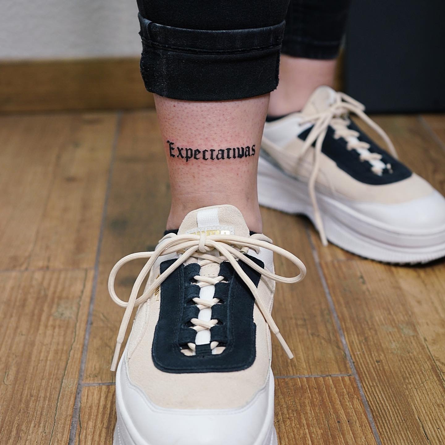 Tatuaje de frase en pie, línea fina Sinkply Madrid